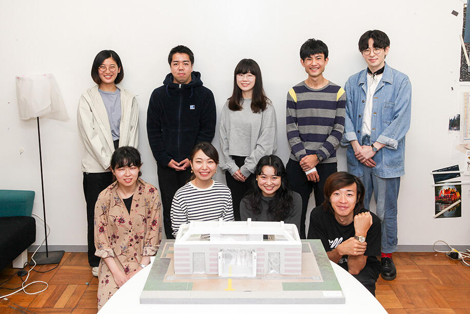 東京藝術大学 大学院美術研究科建築専攻中山研究室で上野トイレミュージアムの模型を前に