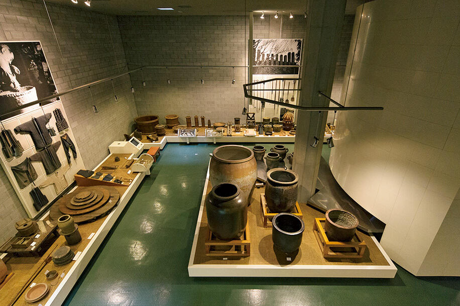 資料館で常設展示されている近代の製土用具、成形用具、焼成用具、陶器など。